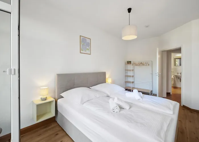 アパート Grosszuegige Fuer Gruppen & Familien I Balkon ピルナ